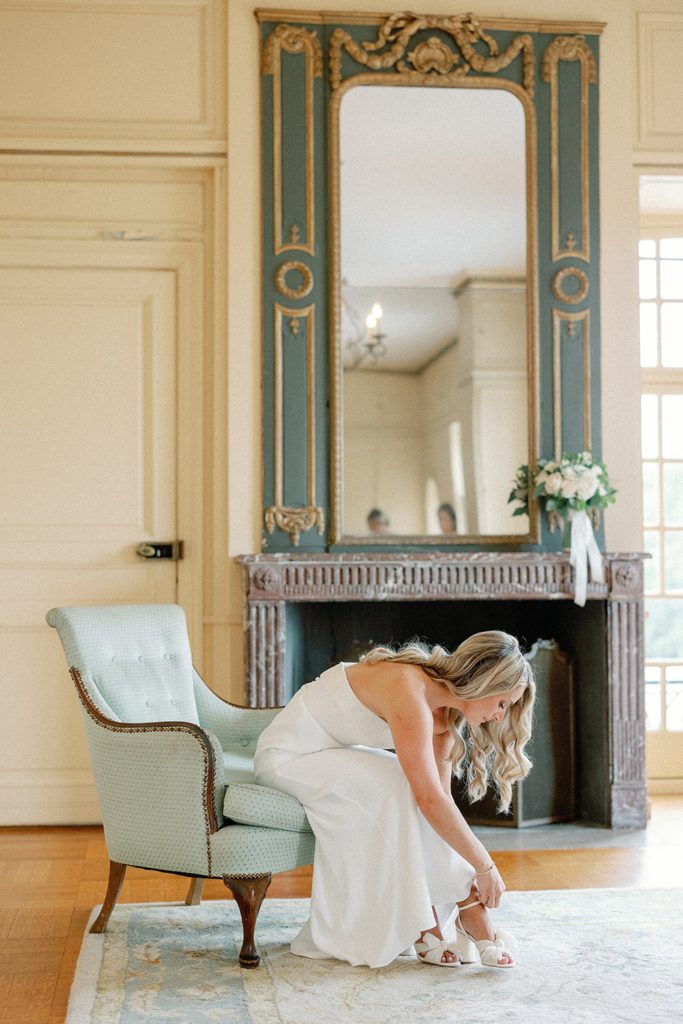 Bride getting ready at Glen Manor House in Rhose Island
